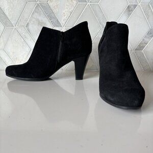 La Canadienne 9M Black Low Top Cone Heel Ankle Bootie Zipper Suede Donovan Boot